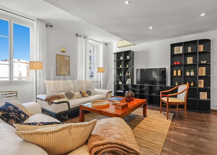 Ref 1994 - Croisette - 5 Mins To The Palais Cannes