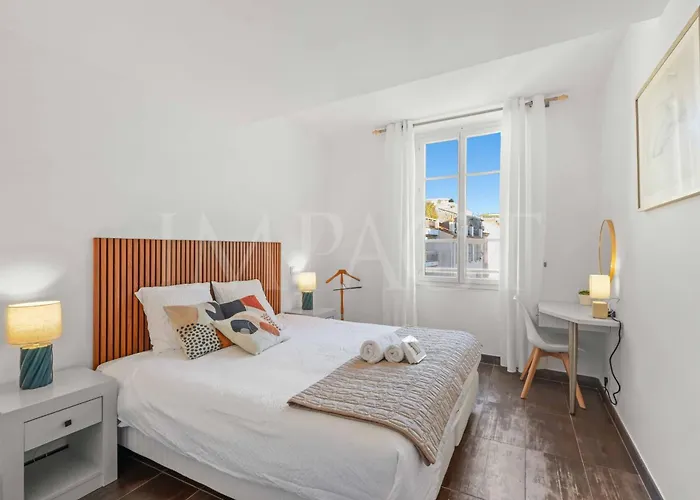 Ref 1994 - Croisette - 5 Mins To The Palais Daire Cannes